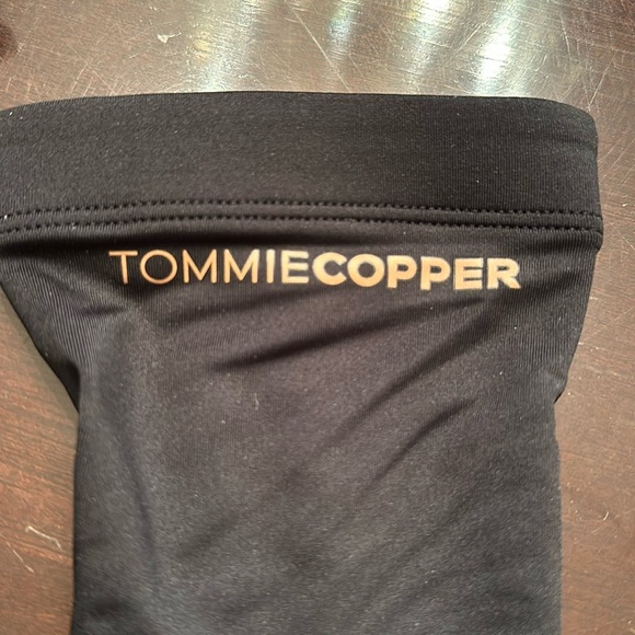 Tommie Copper Women’s black Recovery Compression Calf-sleeve - Picture 3 of 9